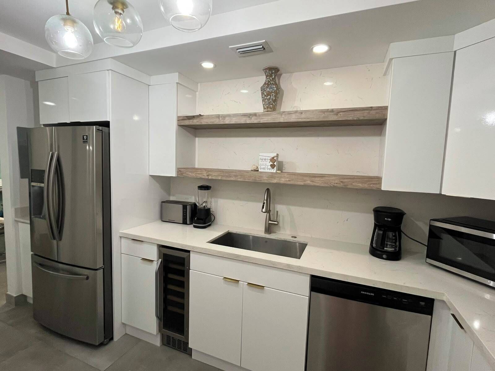 Coffee/tea maker, fridge, microwave, oven
