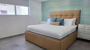 Ein Schlafzimmer mit einem großen Bett, einem Nachttisch und einer Kommode.