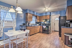 Private kitchen - Charming 2-bedroom house in "coolest town" (Berlin)