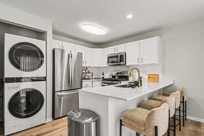Cafetera y tetera, refrigerador, microondas y horno 
