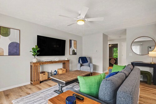 Notre Dame! Remodeled 2BR/2BA Condo 20-minute walk to Stadium Main Floor Unit