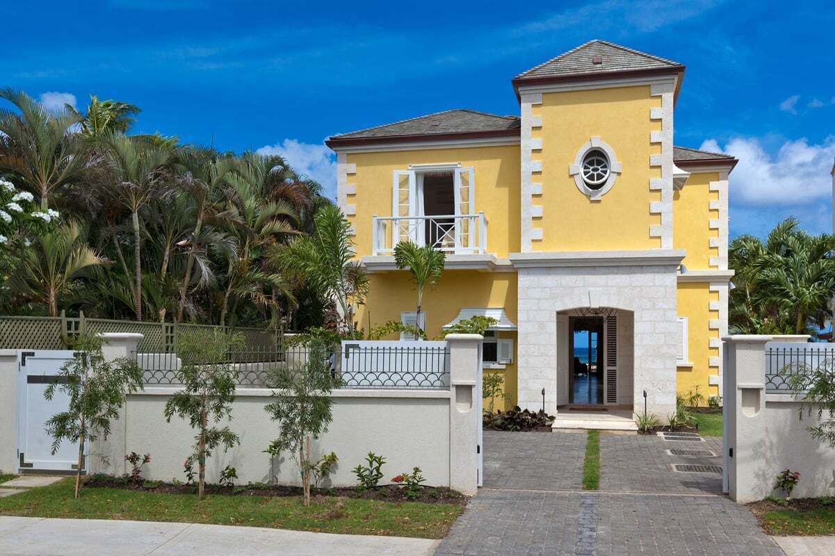 Un bâtiment jaune doté d’un balcon, d’une porte et d’une petite fenêtre.