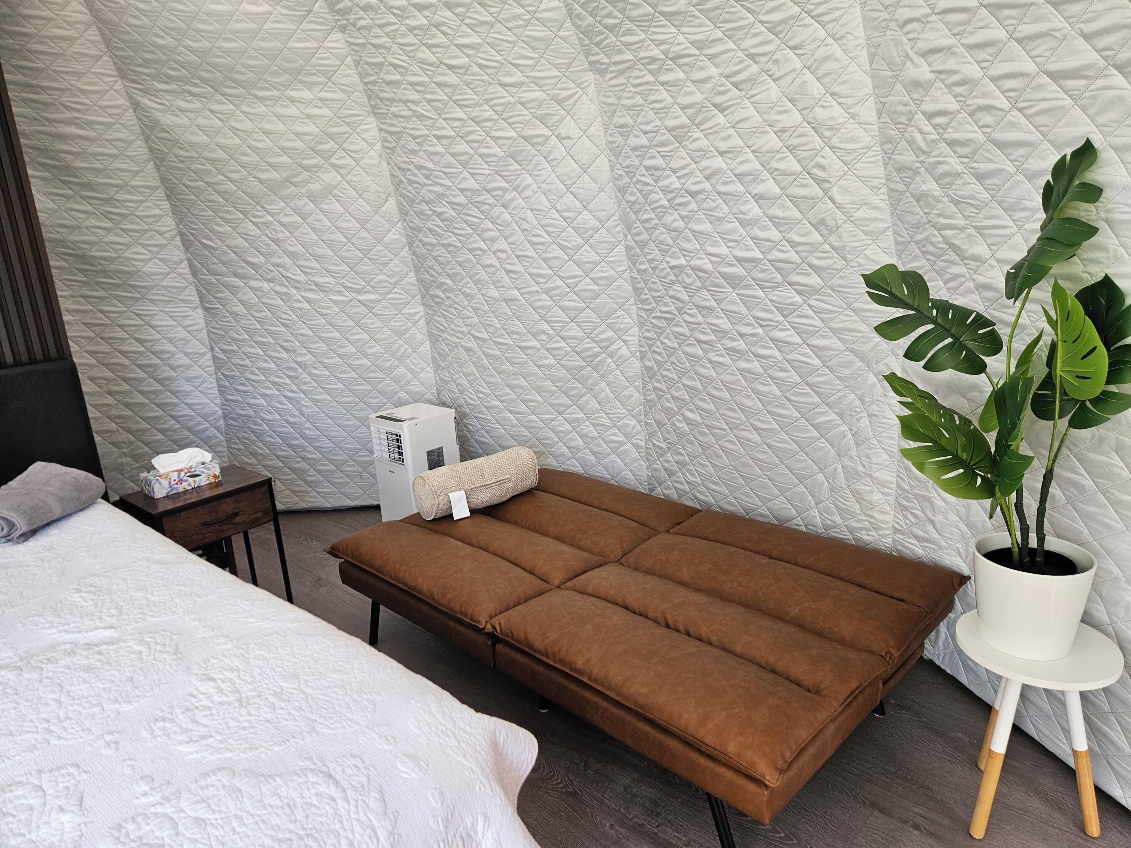 1 bedroom, bed sheets