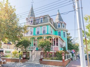 Ein Haus im viktorianischen Stil mit einem markanten Turm und einer umlaufenden Veranda.