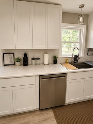 Coffee/tea maker, fridge, microwave, oven - Spacious 5-bedroom house in Kentwood w/AC, Sleeps 10 (Kentwood)