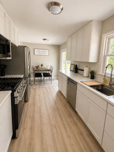Spacious 5-bedroom house in Kentwood w/AC, Sleeps 10