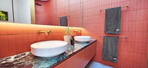Een douche,  milieuvriendelijk toiletgerief, een haardroger, handdoeken