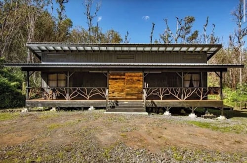 Charming 2-bedroom off grid cabin in peaceful Hawaiian Acres getaway