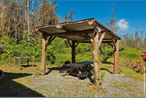 Charming 2-bedroom off grid cabin in peaceful Hawaiian Acres getaway