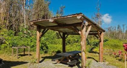 Charming 2-bedroom off grid cabin in peaceful Hawaiian Acres getaway
