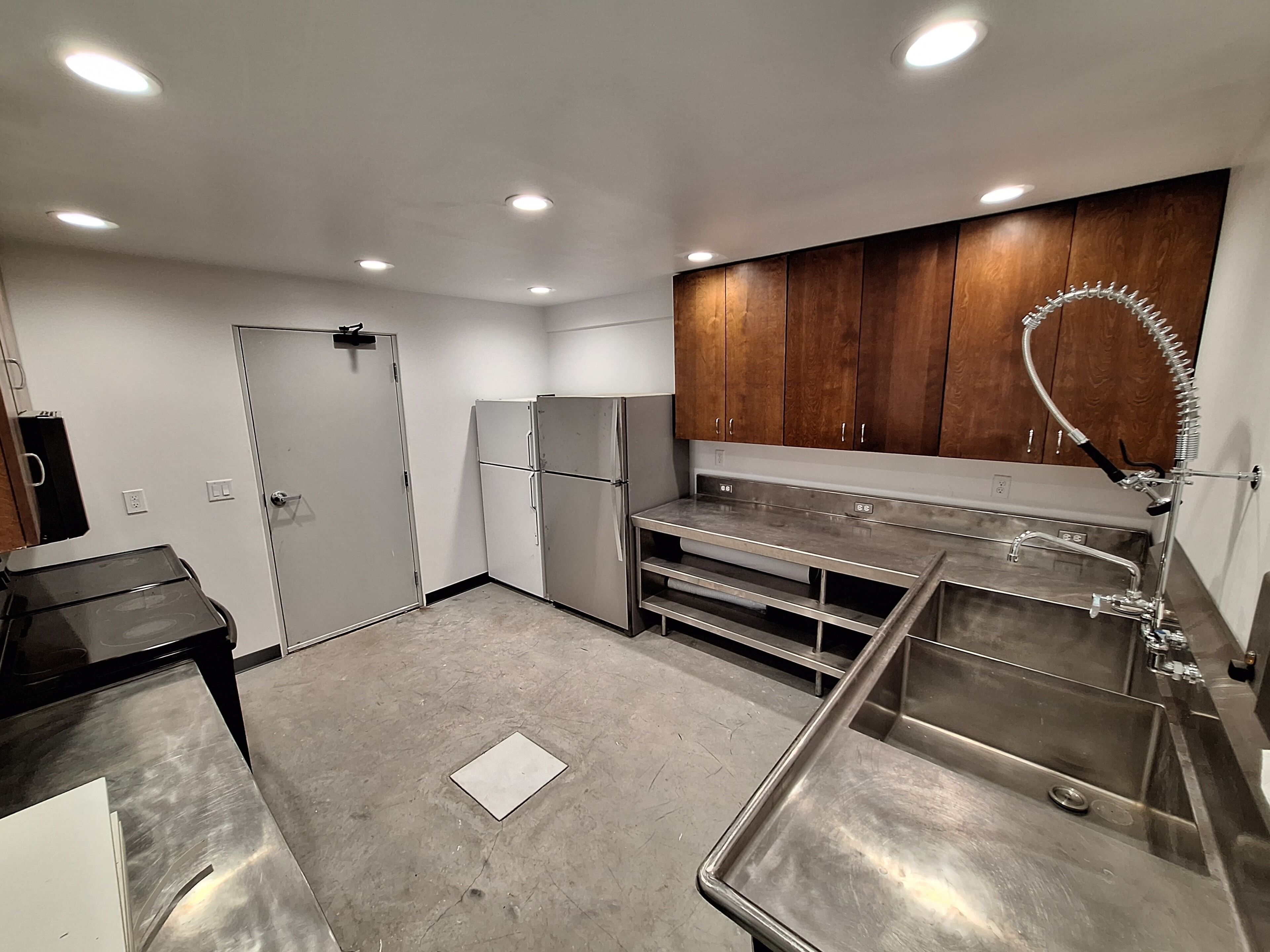 Una cocina moderna con electrodomésticos de acero inoxidable, gabinetes de madera y horno empotrado.