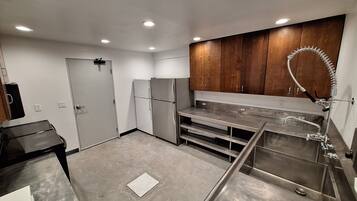 Una cocina moderna con electrodomésticos de acero inoxidable, gabinetes de madera y horno empotrado.