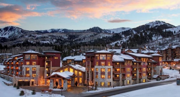 Exterior - Hilton Sunrise Lodge 2-bedroom, ski in/out, walk to village, 12/26/2026-1/2/2027 (Park City)