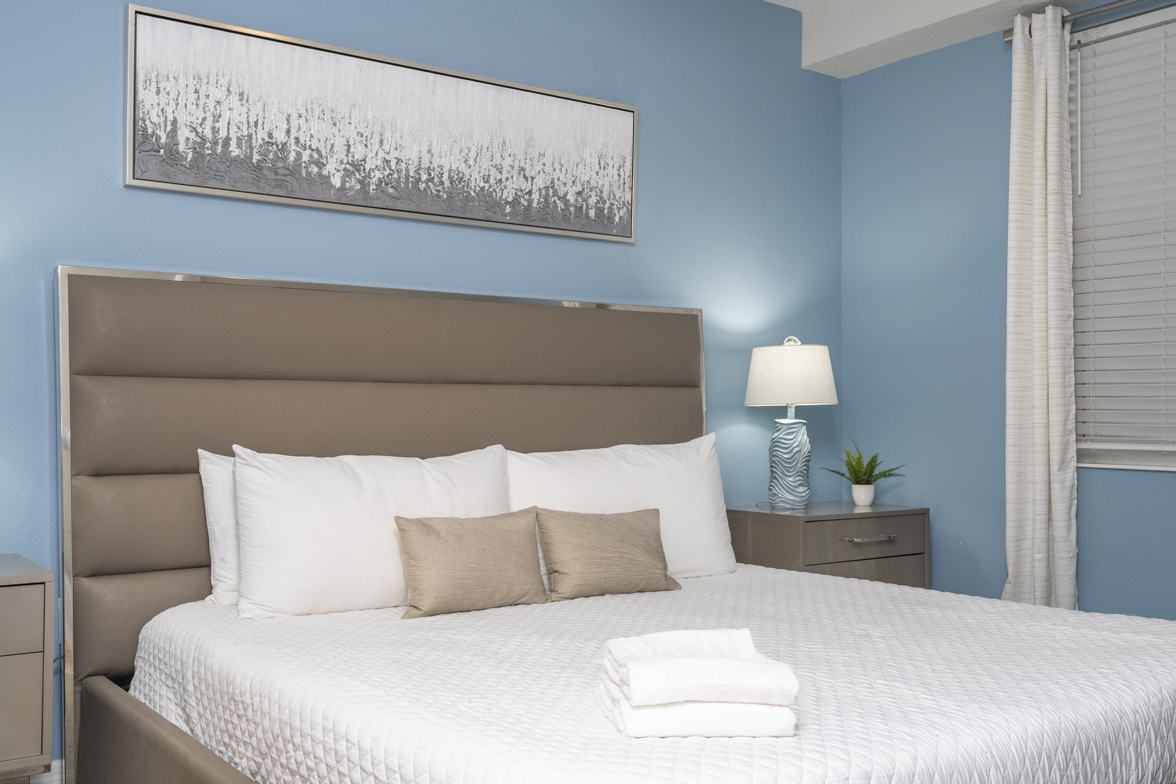 Tabla de planchar con plancha, wifi y ropa de cama 