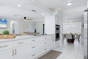 Beautiful, bright, full-equipped kitchen - Port Charlotte Waterfront Escape: Private Pool and Direct Access to Charlotte Harbor and Peace River (Port Charlotte)