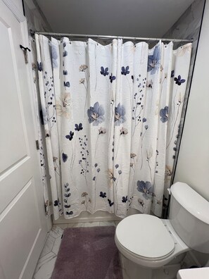 Sèche-cheveux, serviettes fournies, savon, papier toilette