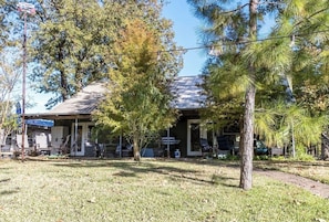 Exterior - Spacious 4-bedroom water front house at Cedar Creek Lake. (Trinidad)
