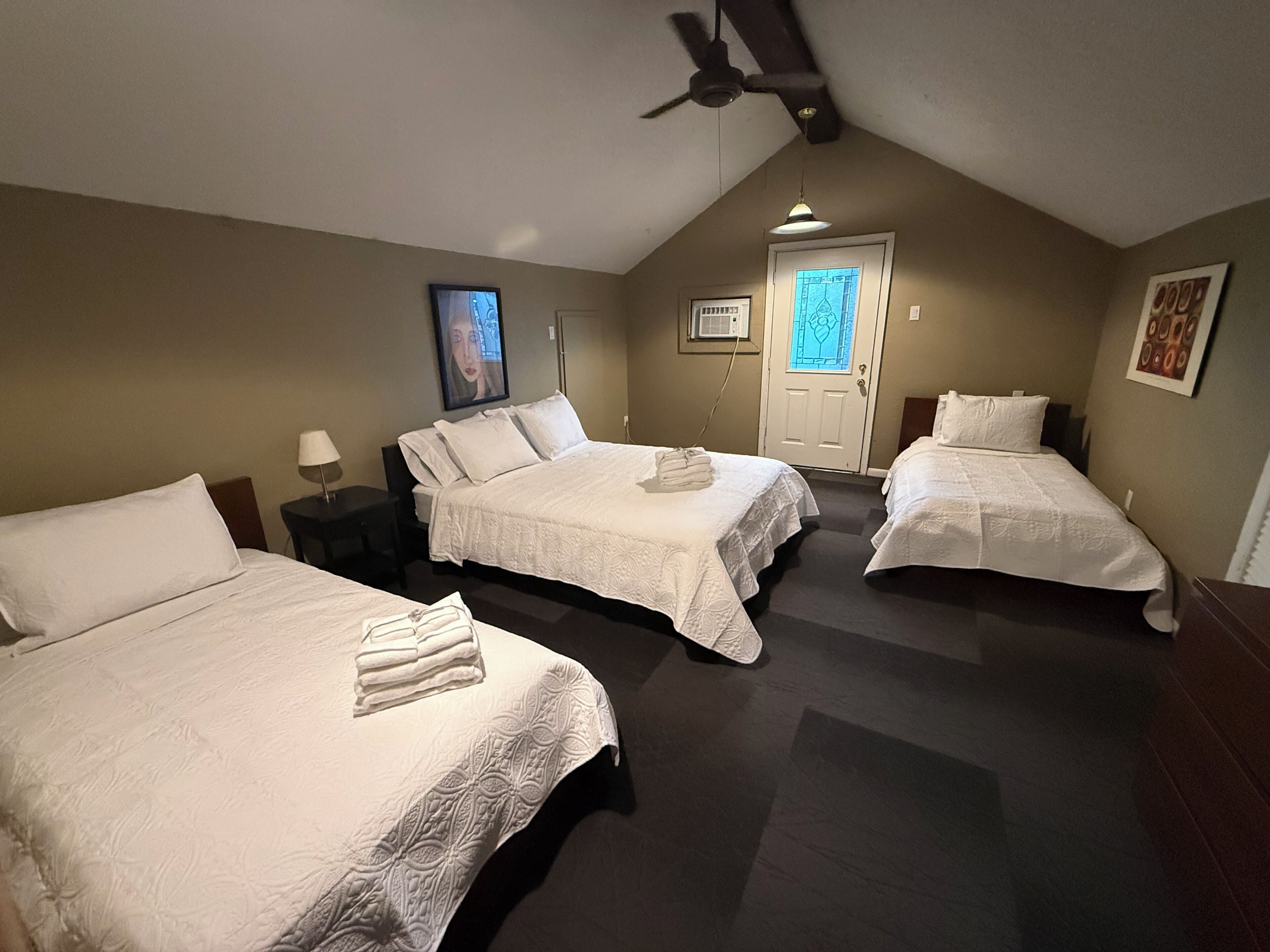 4 bedrooms, iron/ironing board, WiFi, bed sheets
