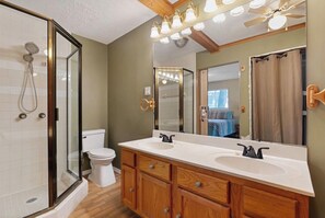 Bathroom - Spacious 4-bedroom water front house at Cedar Creek Lake. (Trinidad)