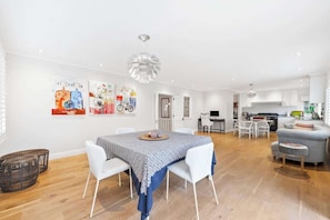Ein stilvolles Wohnzimmer mit Essbereich, Küche und Sitzgelegenheit.