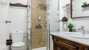Een douche, een haardroger, handdoeken