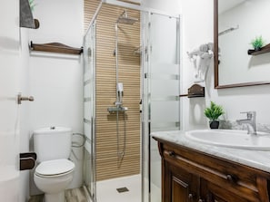 Shower, hair dryer, towels - Río Manzanares IV - Apartment Renovated (Ciudad de Madrid)