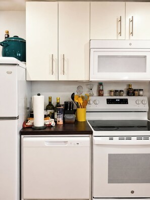 Refrigerador, microondas, horno, placa de cocina