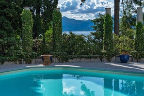 A swimming pool with a clear view of mountains in the background. - Villa Donzella - Luxury historic villa with pool (Menaggio)