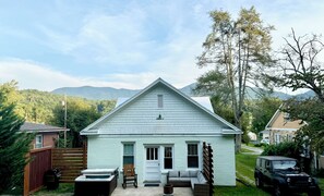 Exterior - DOWNTOWN DELIGHT Bryson City!!! Historic renovated home in the heart of town!!! (Bryson City)
