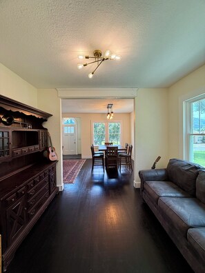Smart TV, DVD player, books - DOWNTOWN DELIGHT Bryson City!!! Historic renovated home in the heart of town!!! (Bryson City)