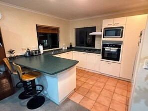Private kitchen - Stay Local, Live Like a Kiwi: Bright & Spacious 3BR Green Home (New Lynn)