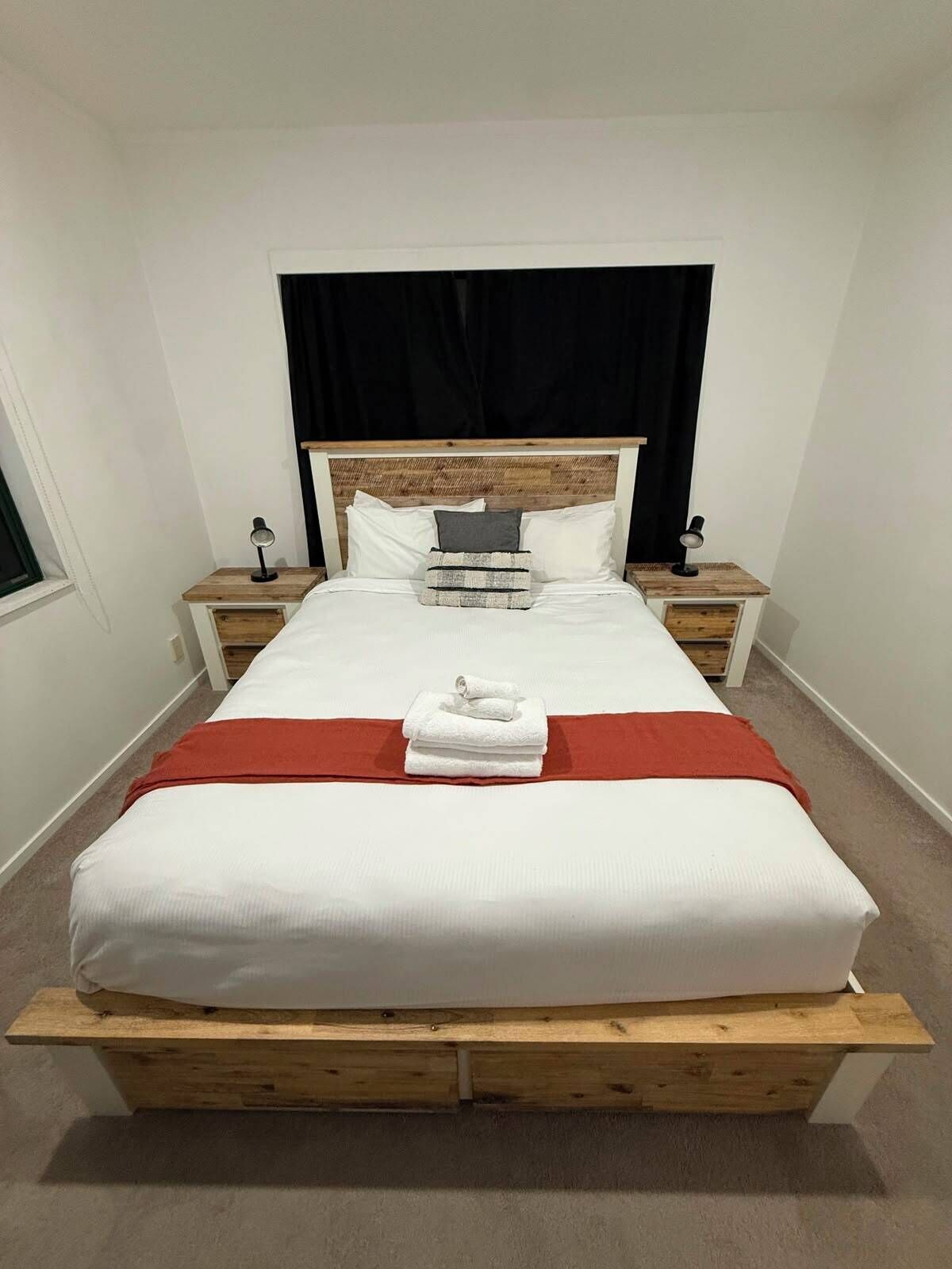 3 bedrooms, iron/ironing board, internet, bed sheets