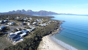 På stranden