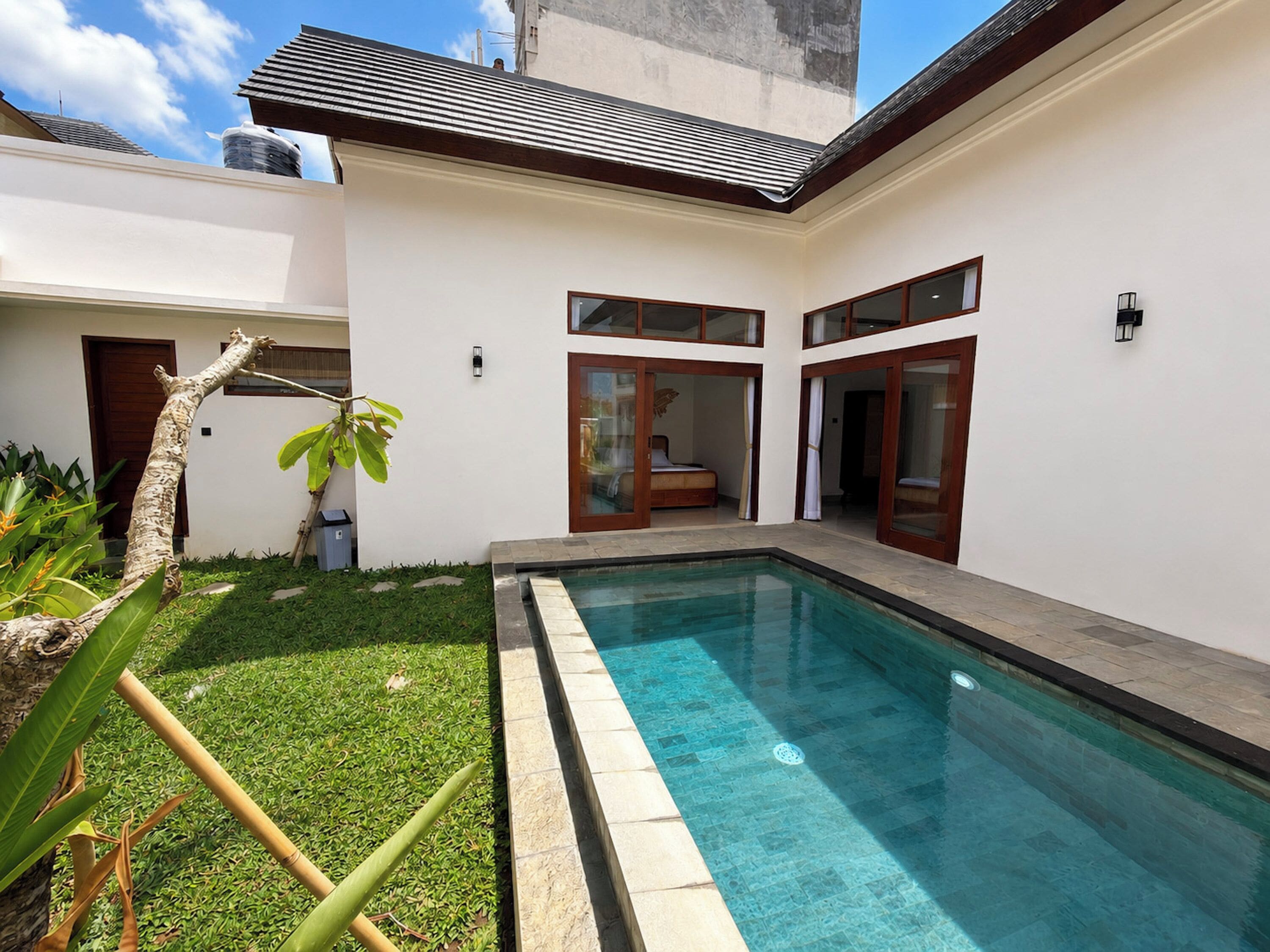 Outdoor pool, pool loungers