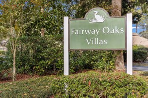 Schild für Fairway Oaks Villas mit einer Reiher-Grafik.