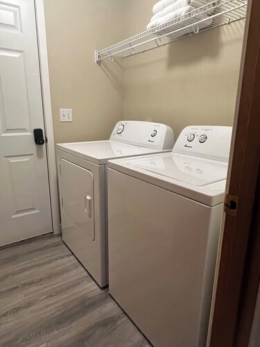 Peaceful, Single Level, 2 Kings: 3BR Dundee Retreat