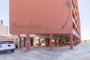 Ein Gebäude mit 'Buena Vista' auf der Fassade und einer Grafik einer Palme.