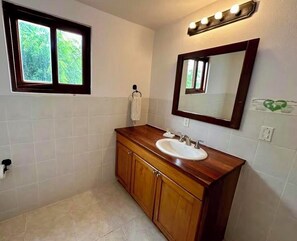 Een douche, handdoeken, zeep, toiletpapier