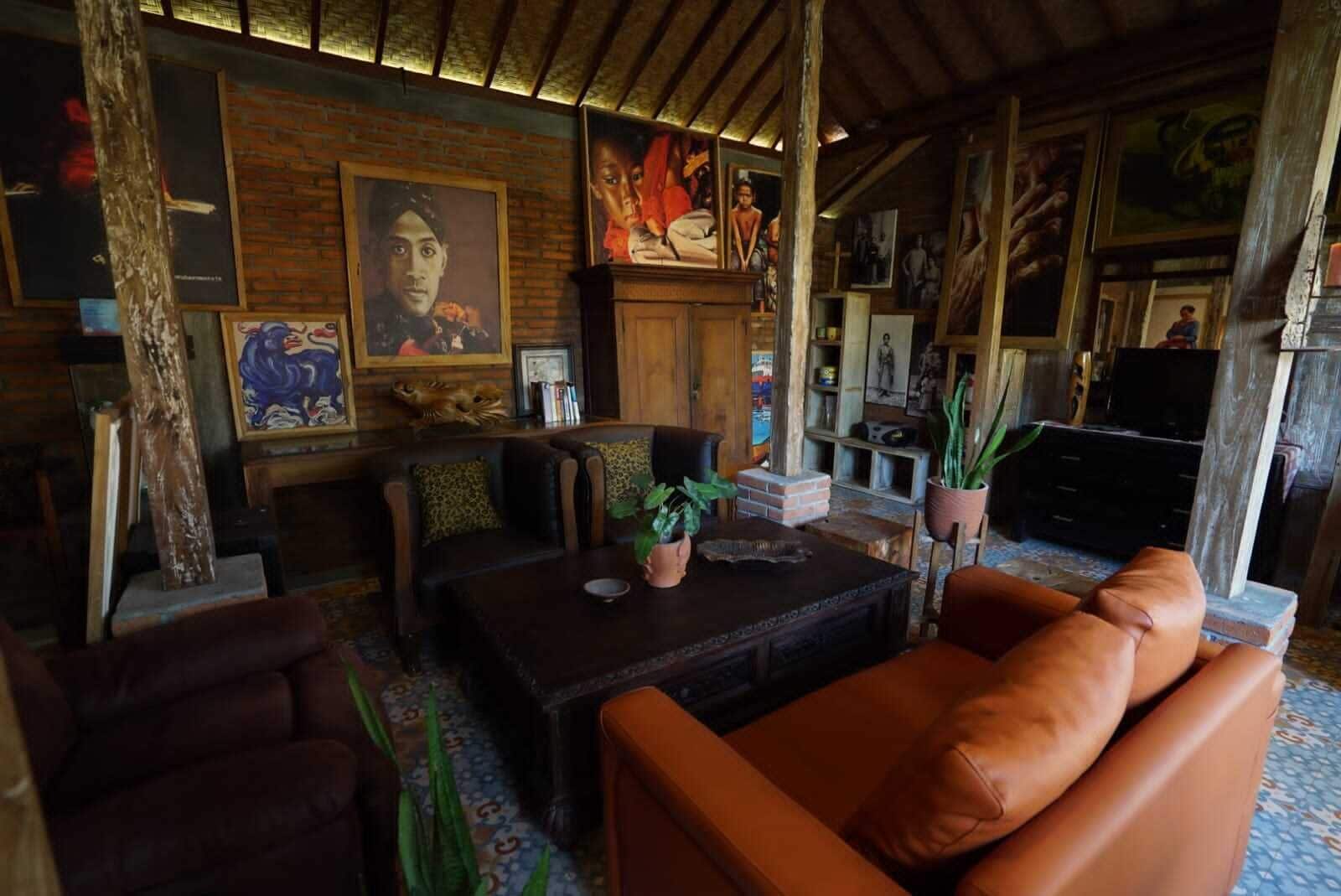 Una sala de estar acogedora con chimenea, sofás de cuero y una mesa de centro.