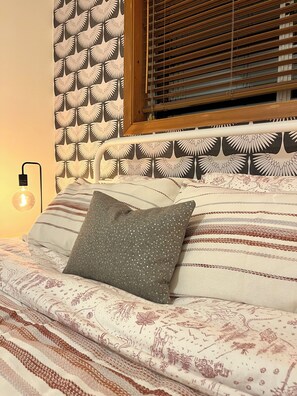 3 bedrooms, free WiFi, bed sheets - Prime Whistler Creekside location.  Your 2026/2027 season's pass to Whistler (Whistler)