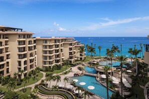 Um resort com vários edifícios, área de piscina e vista para o oceano.
