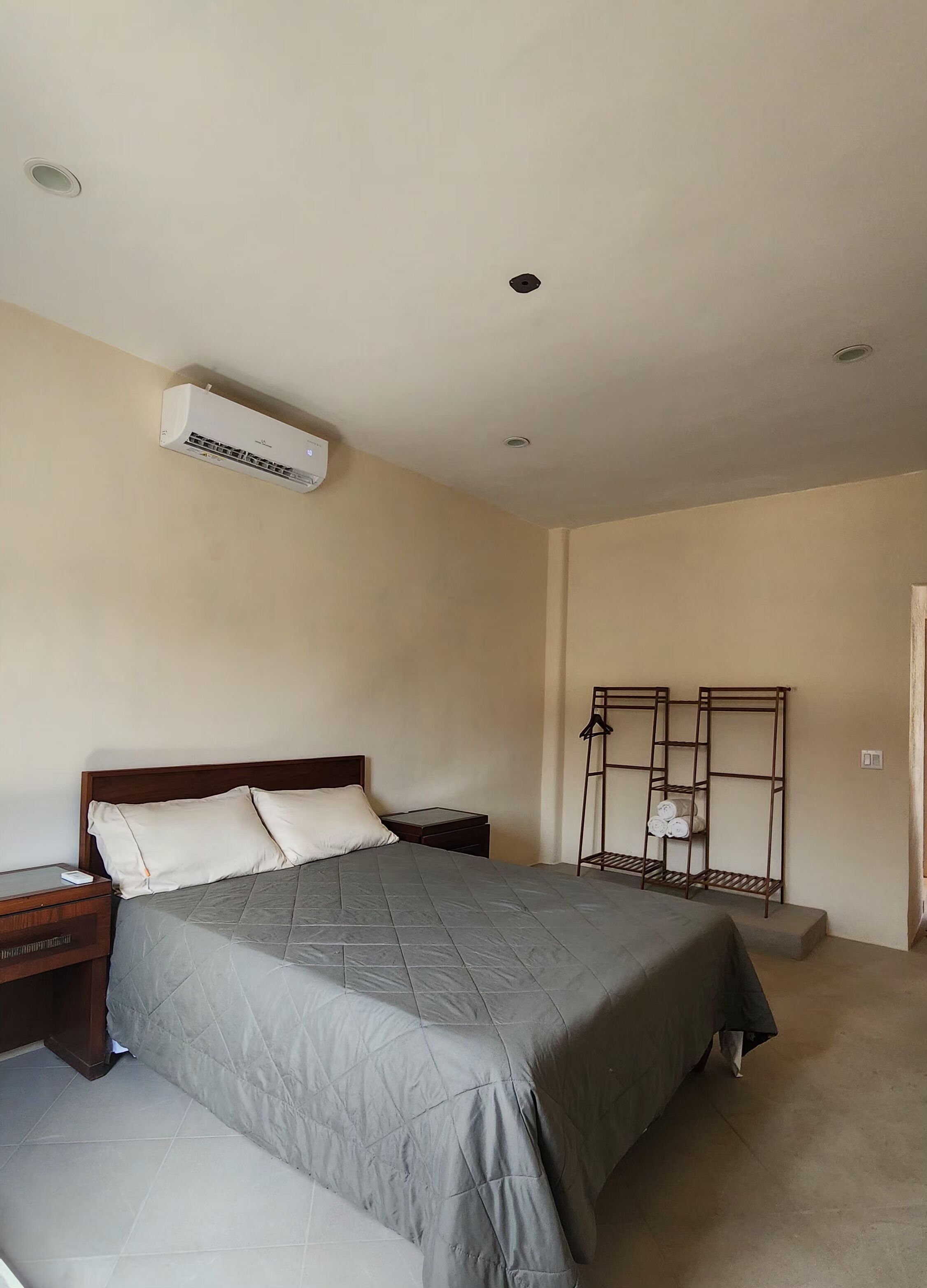 Tabla de planchar con plancha, wifi gratis, ropa de cama