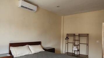 Tabla de planchar con plancha, wifi gratis, ropa de cama