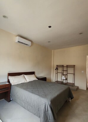 Tabla de planchar con plancha, wifi gratis, ropa de cama