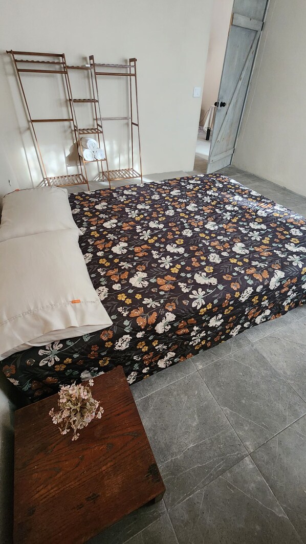 Tabla de planchar con plancha, wifi gratis, ropa de cama