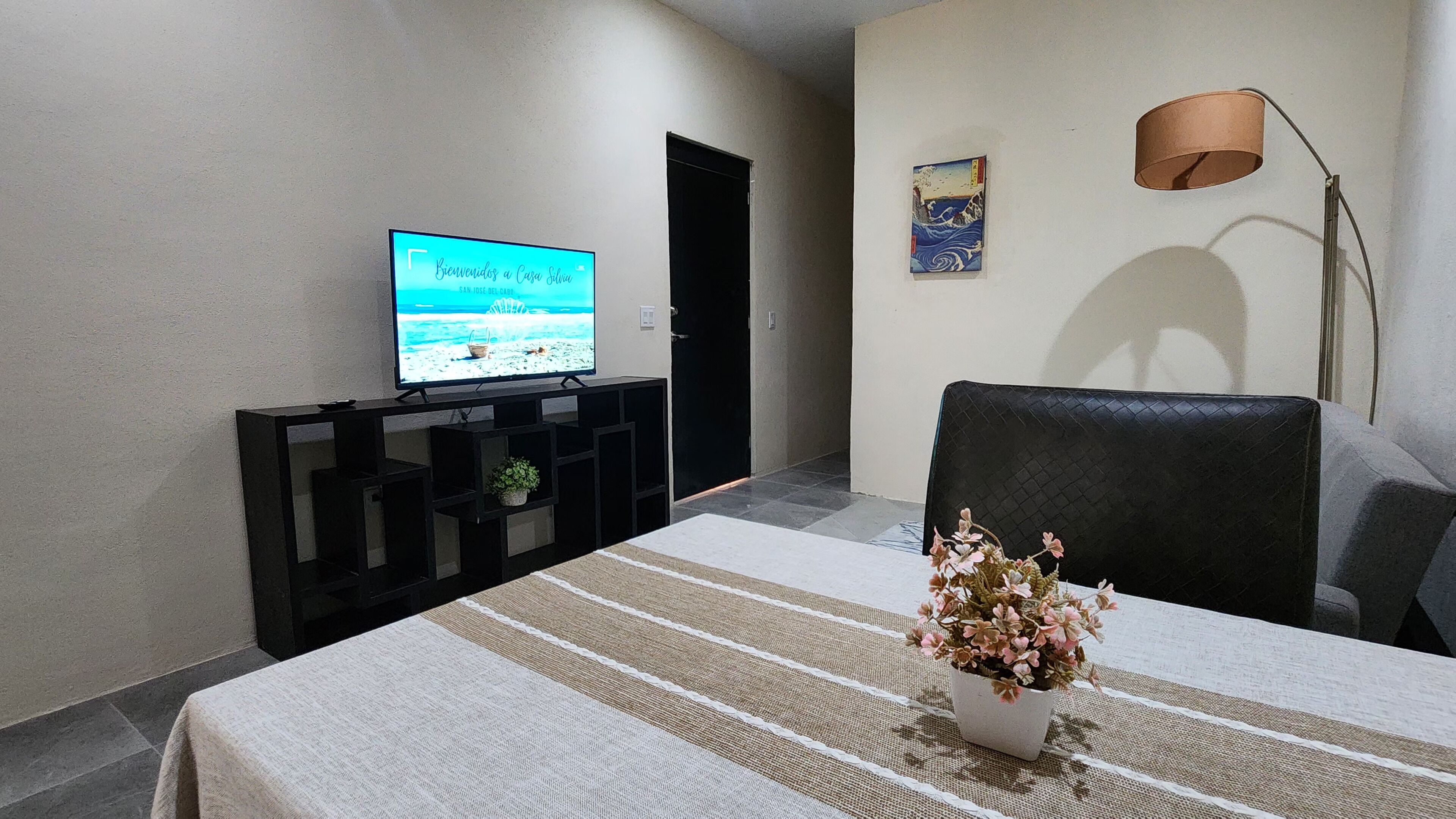 Tabla de planchar con plancha, wifi gratis, ropa de cama