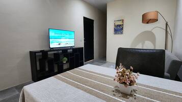 Tabla de planchar con plancha, wifi gratis, ropa de cama