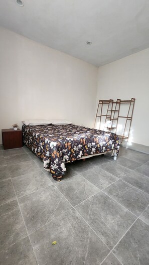 Tabla de planchar con plancha, wifi gratis, ropa de cama