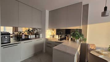 Coffee/tea maker, fridge, microwave, oven