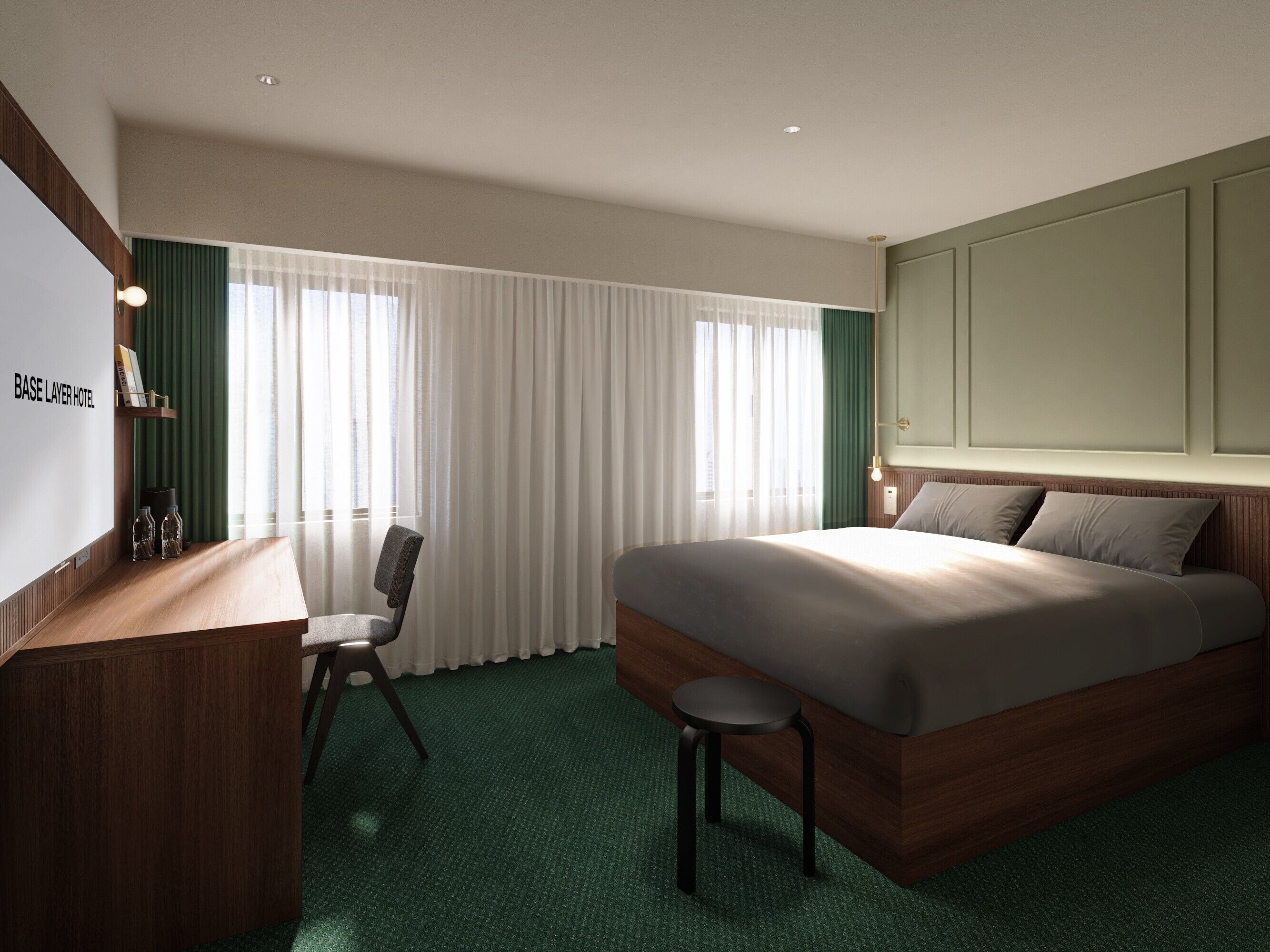 Una habitación de hotel con cama, escritorio, silla y un gran ventanal con cortinas.